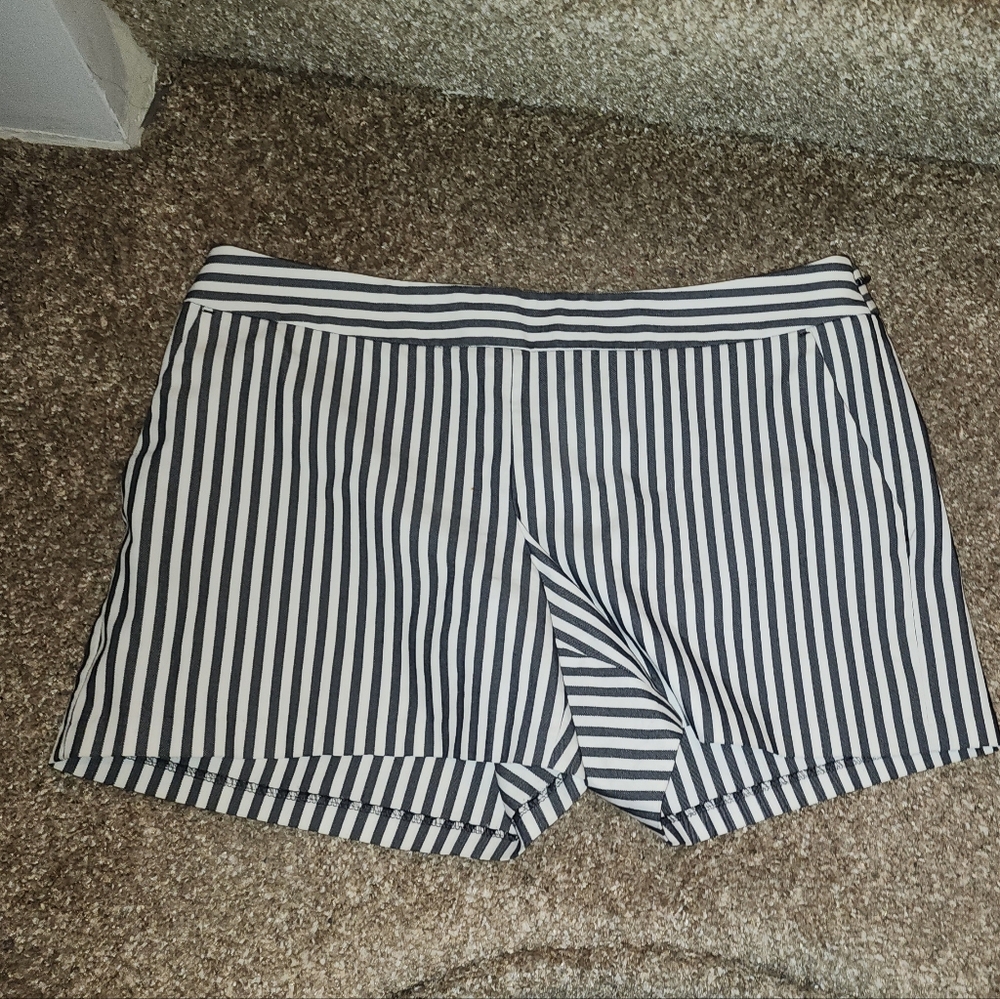 Express Black and White 4.5 Shorts with Stripes 8